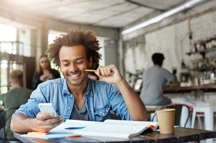 Los préstamos estudiantiles pueden hacer tu vida mucho más fácil en el futuro. Fuente: Freepik.