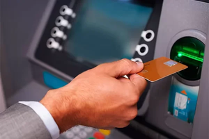 Sacar efectivo con tarjeta: el error que puede salirte muy caro